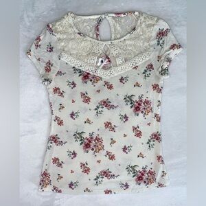 No Boundaries Juniors' Floral Printed Lace Yoke Cut-Out Short Sleeve T-Shirt
